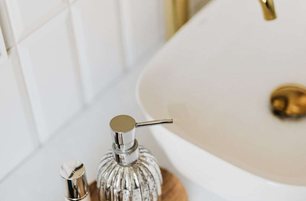 Clever Tips for Saving Space in a Small Bathroom
